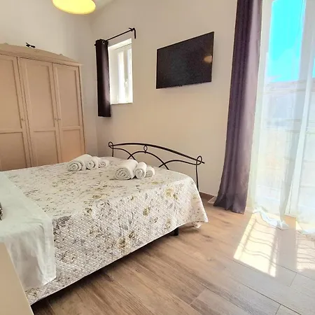 Citrus Giallo Apartment